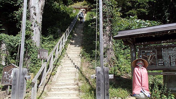 大内宿が一望出来る高台へと歩きました